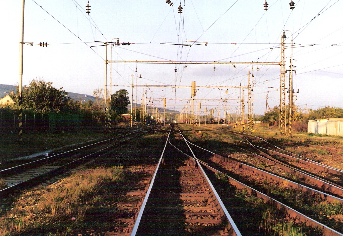  Bratislava Rača - pohľad z bratislavského zhlavia do stanice. Odchod. Návstidlá, trolej, vzadu kopce. Foto: M. Entner, 18.10.1994. 177 x 125, COLOR. 