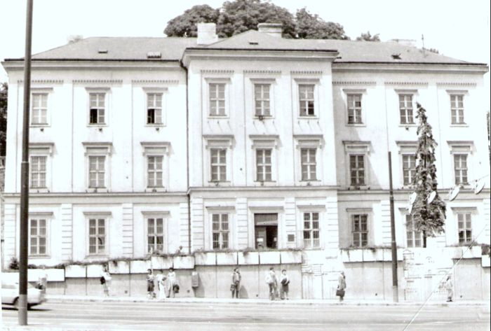  Bratislava, prvá parostrojná stanica - výpravná budova. Čelný pohľad z predstaničného priestoru. Foto: Z. Piešová, 1985. 178 x 129 