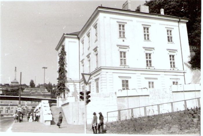  Bratislava, prvá parostrojná stanica - výpravná budova. Bočný pohľad od Rače. Vľavo vzadu Slavín. Foto: Anon., cca 1985. 121 x 83 