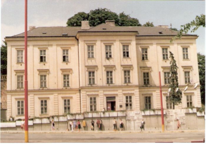  Bratislava, prvá parostrojná stanica - výpravná budova. Čelný pohľad z predstaničného priestoru. Foto: Z. Piešová, 1985. 104 x 72, COLOR 