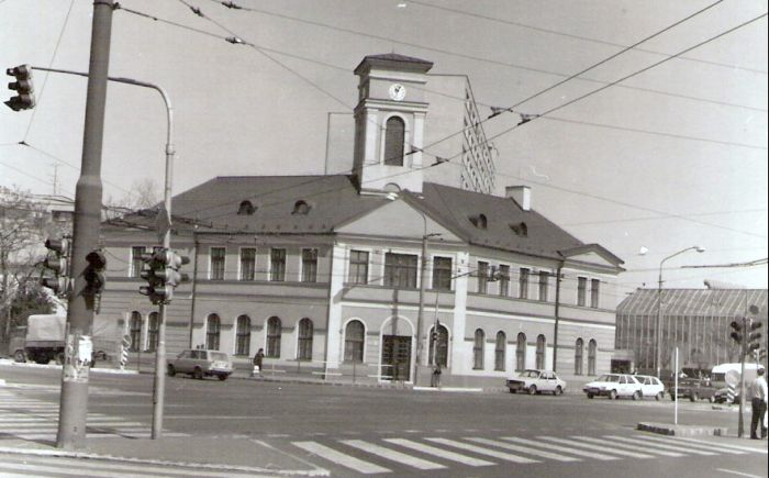  Bratislava, stanica konskej železnice. Čelný pohľad z predstaničného priestoru. Foto: Anon., cca 1995. 116 x 79 