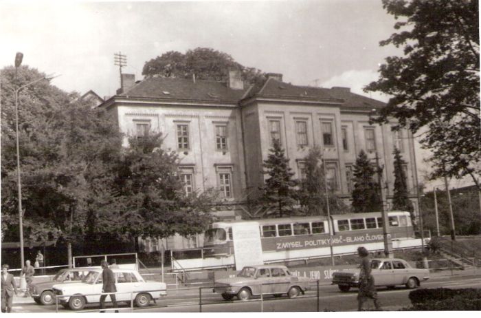  Bratislava, prvá parostrojná stanica - výpravná budova. Pohľad od Štefánikovej ulice. Elekrička K 2, autá na križovatke. Foto: Anon., 1978. 130 x 83 mm 