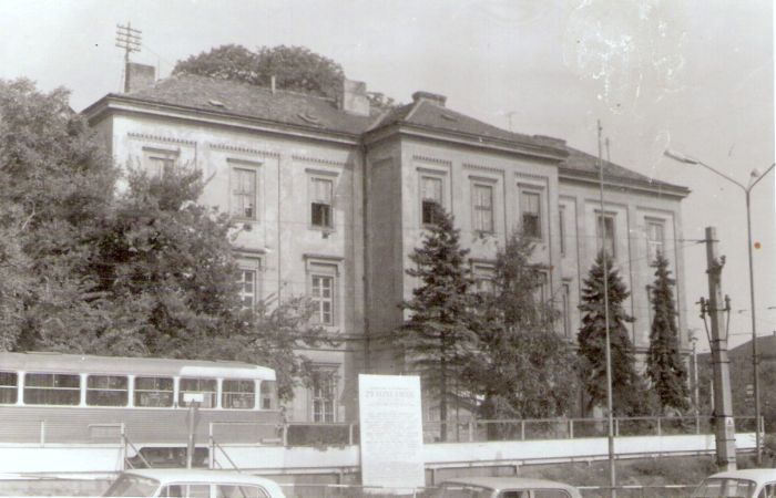  Bratislava, prvá parostrojná stanica - výpravná budova. Pohľad od Štefánikovej ulice. Elekrička K 2, autá na križovatke. Foto: Anon., 1978. 128 x 84 